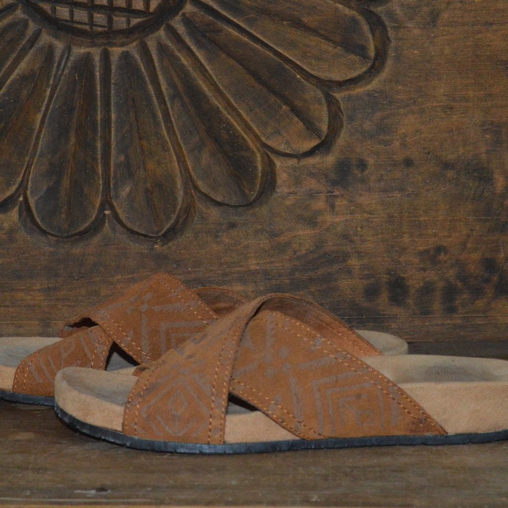 Minnetonka embossed suede slip on sandals 9